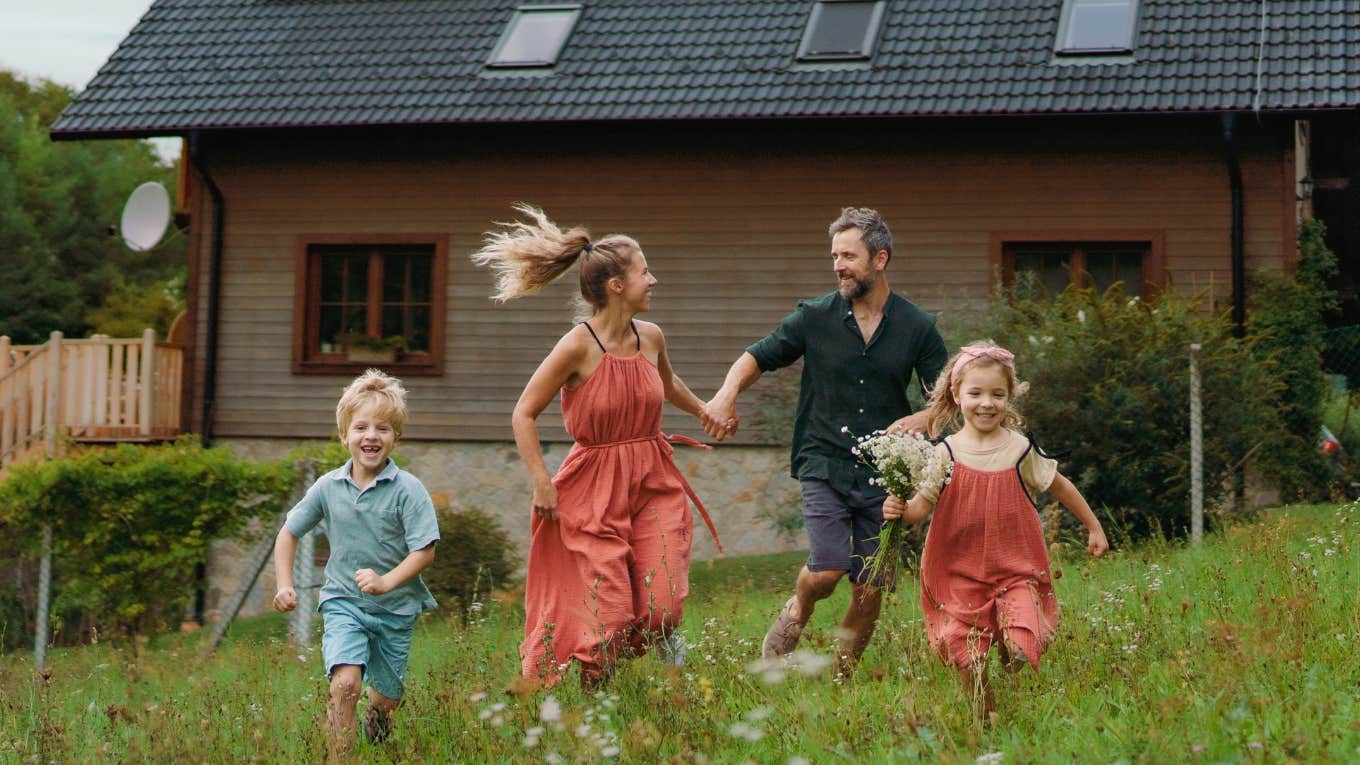 People Who Live In A Household Of This Many People Are The Happiest Happy family with the perfect number of people living in their home