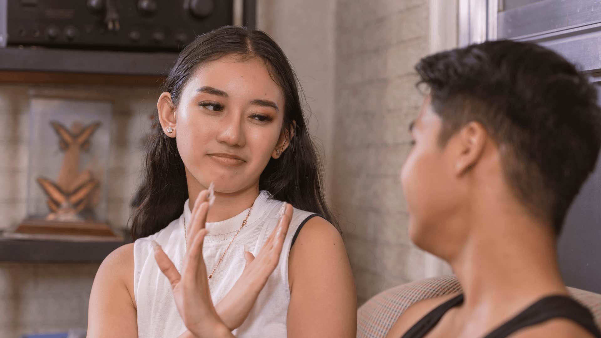 woman calling out narcissist on his lying