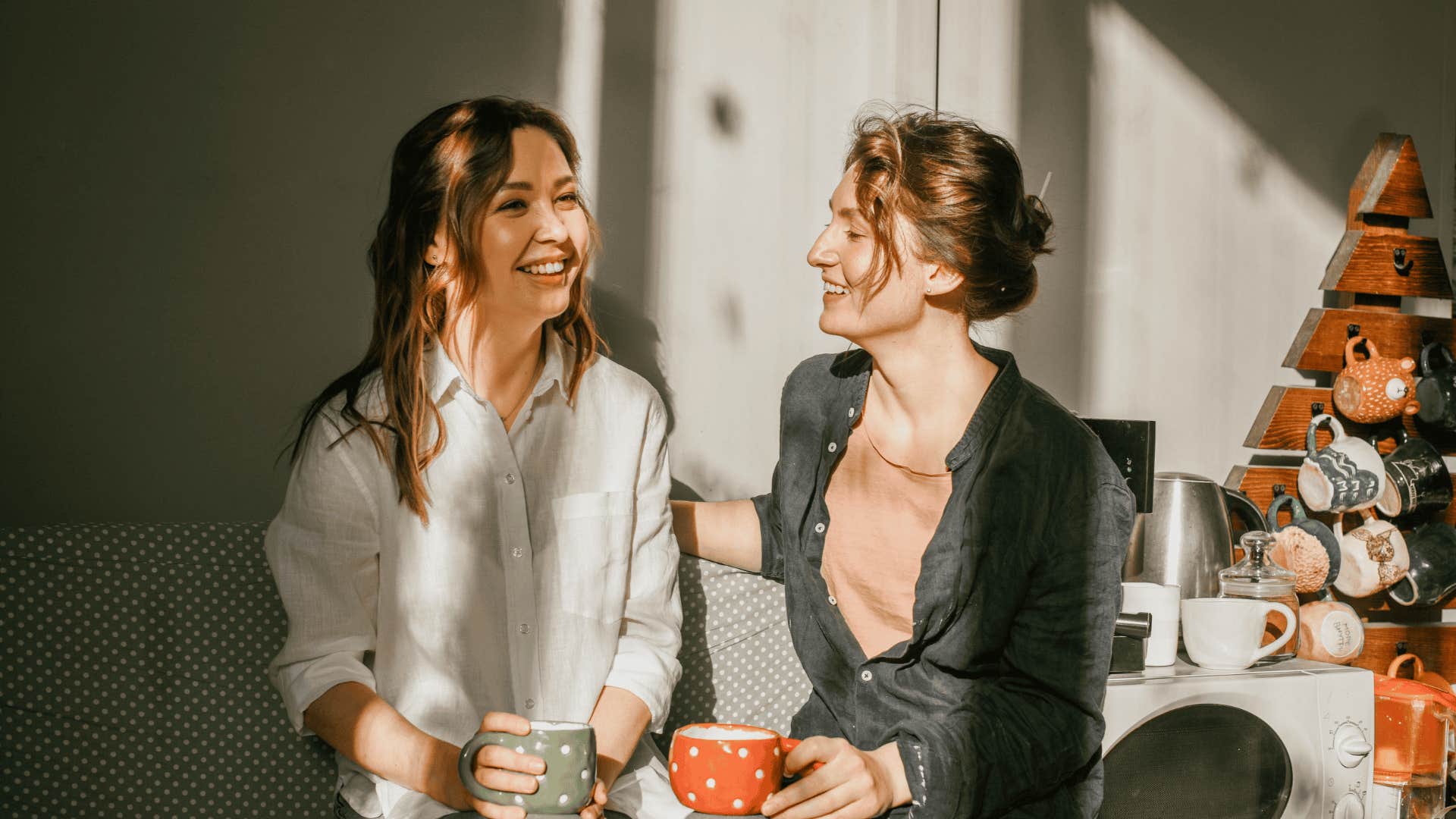 woman having a conversation with a friend that makes her totally unforgettable