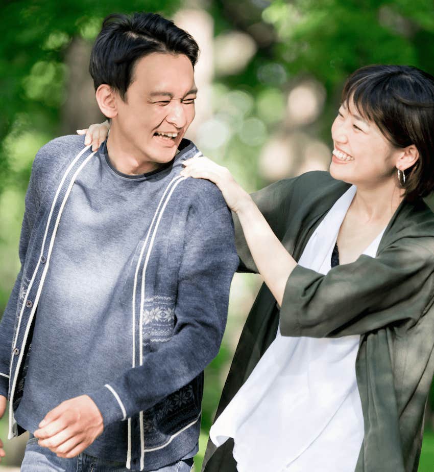 Couple laugh in park to defuse marriage time bomb