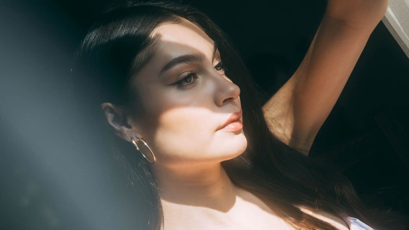 This Backwards Rule Is The Secret To Wealth And Popularity, According To Psychology Woman knows rule for wealth and popularity.