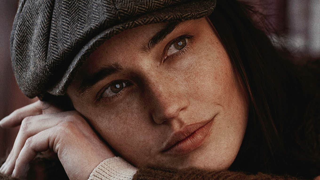 4 Subtle Signs Of A Captivating Person Who Lights Up A Room Person is captivating.