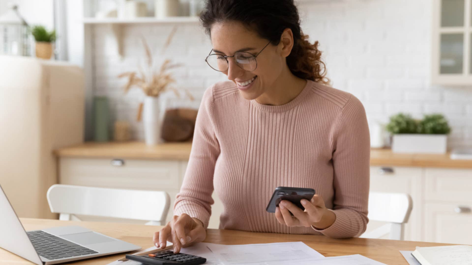smart woman budgeting her money