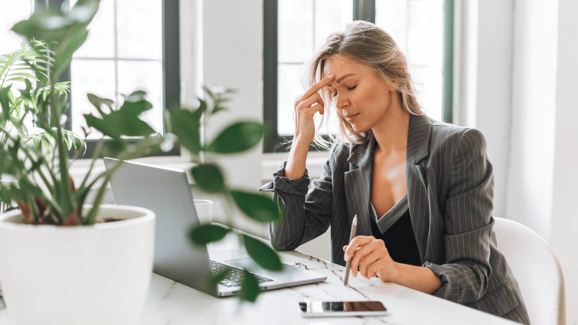 Gen X woman unable to concentrate at work