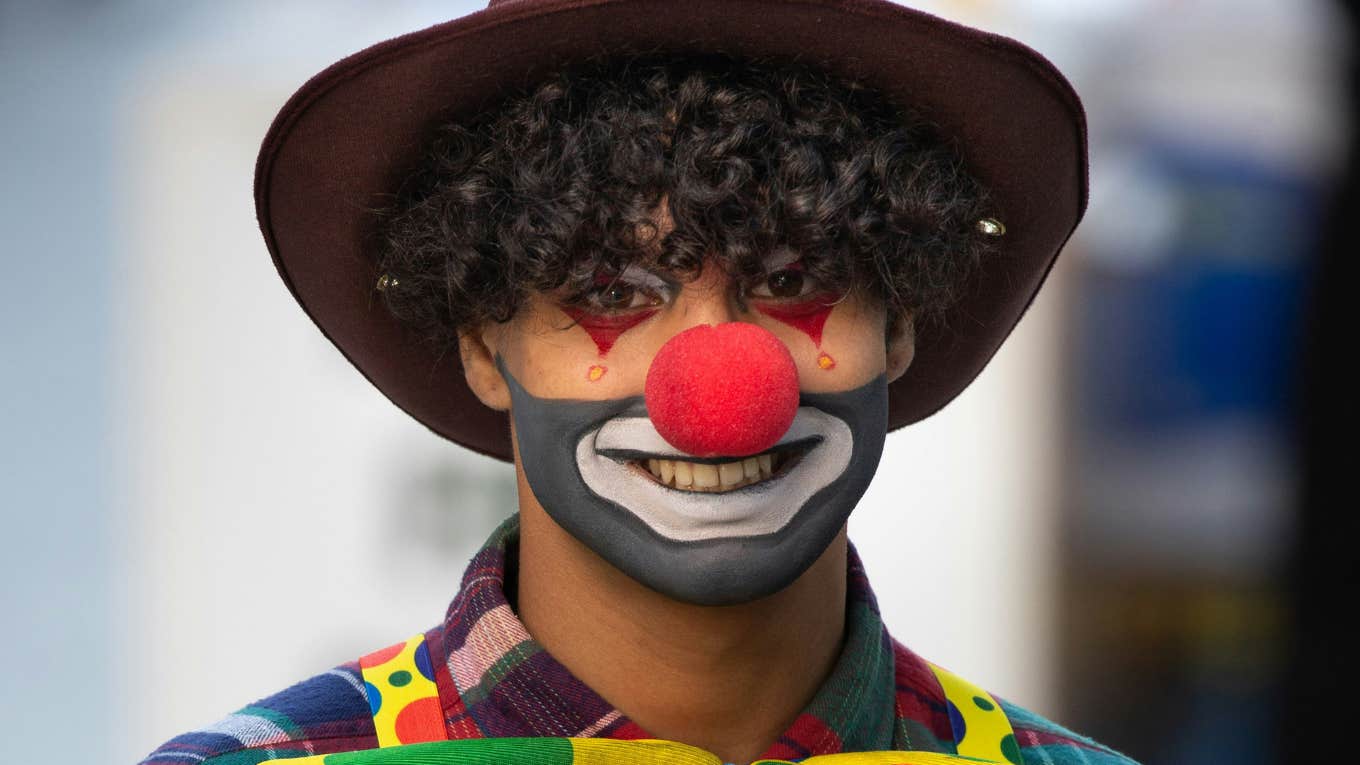 Subtle Signs Of A Man Who Is A Time-Wasting Clown, According To Research Man time-wasting clown.