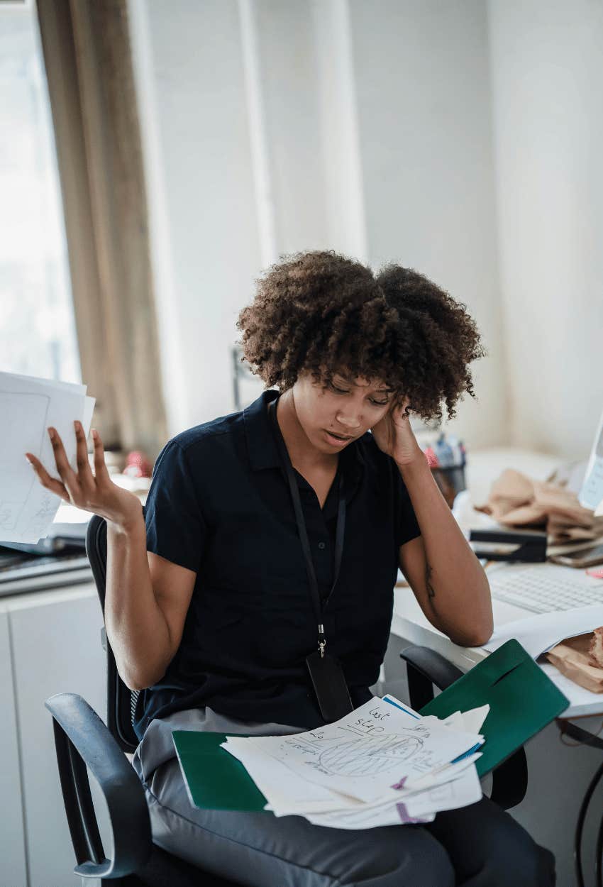 Disorganized woman toilet paper theory reveals reliability
