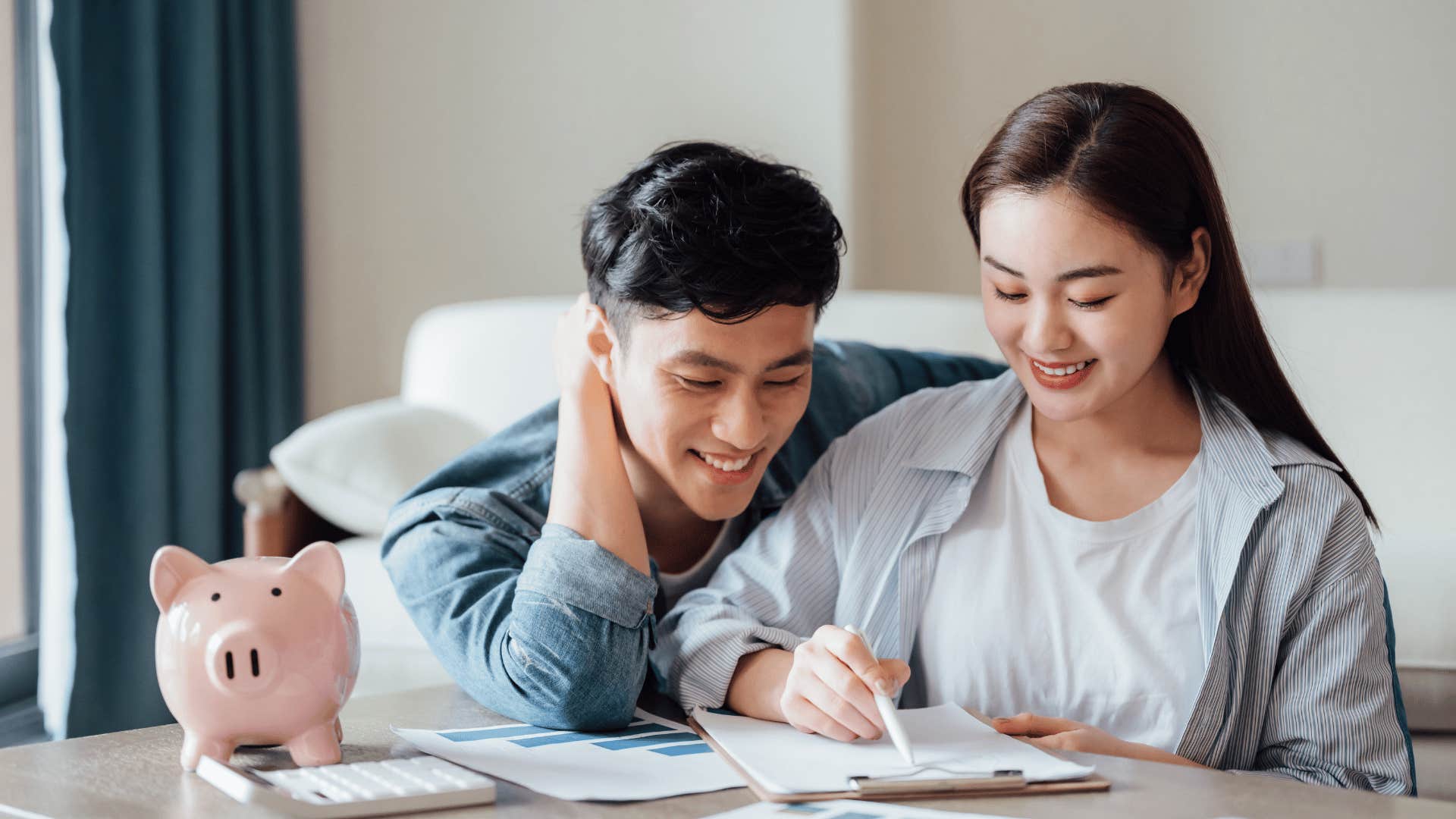 Couple makes a budget together to avoid double standards about money