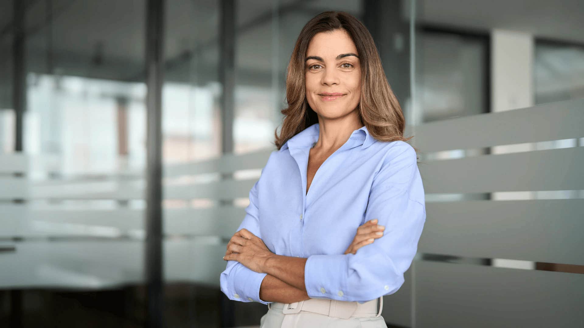 woman crossing her arms who wants to become her most authentic self