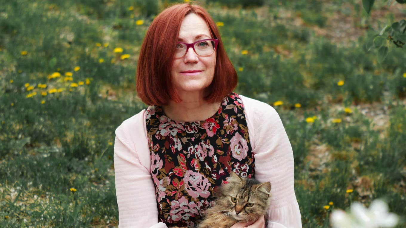 Habits of Women Who End Up Old, Lonely, and Talking to Their Cat, According to Psychology Woman ends up lonely with cats.