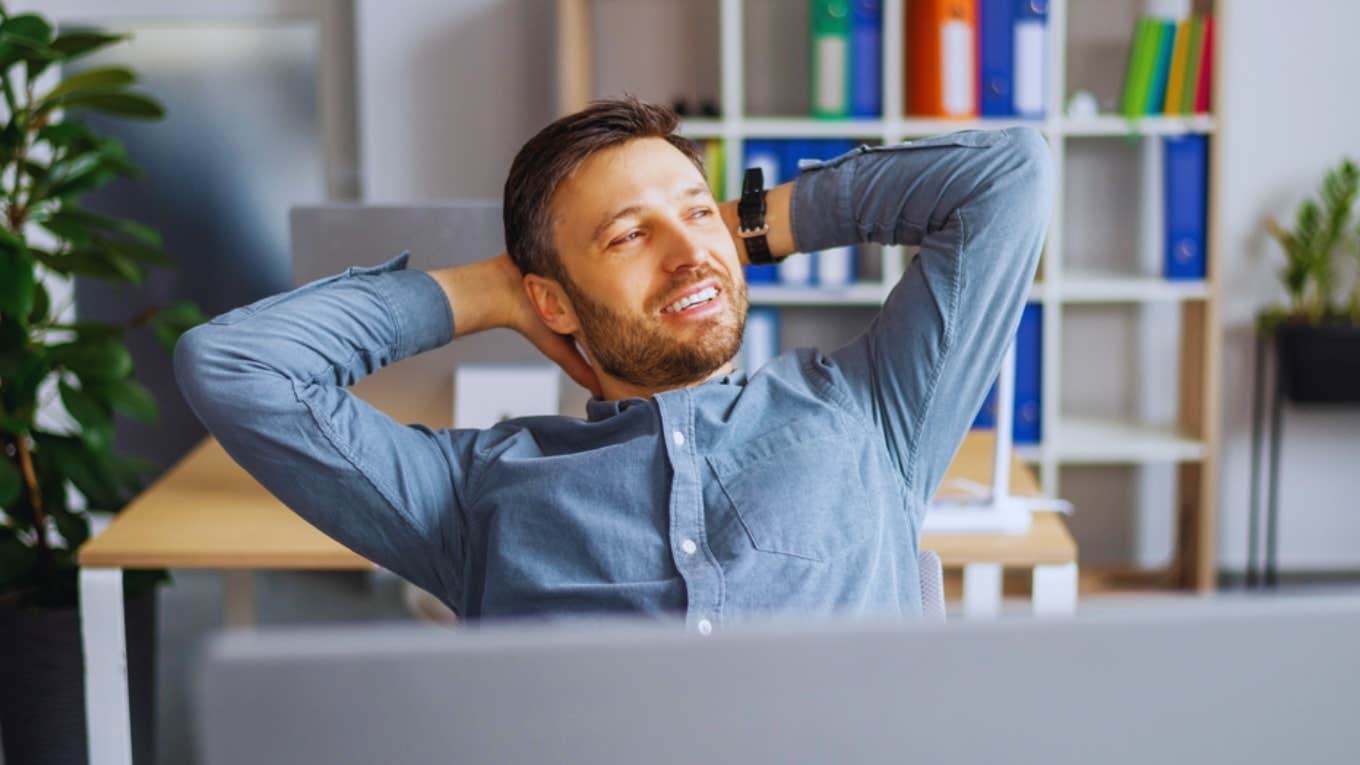 Best-Selling Author Reveals Why He's More Successful Now That He Refuses To Work After 4PM Or On The Weekends best-selling author in office taking break from work