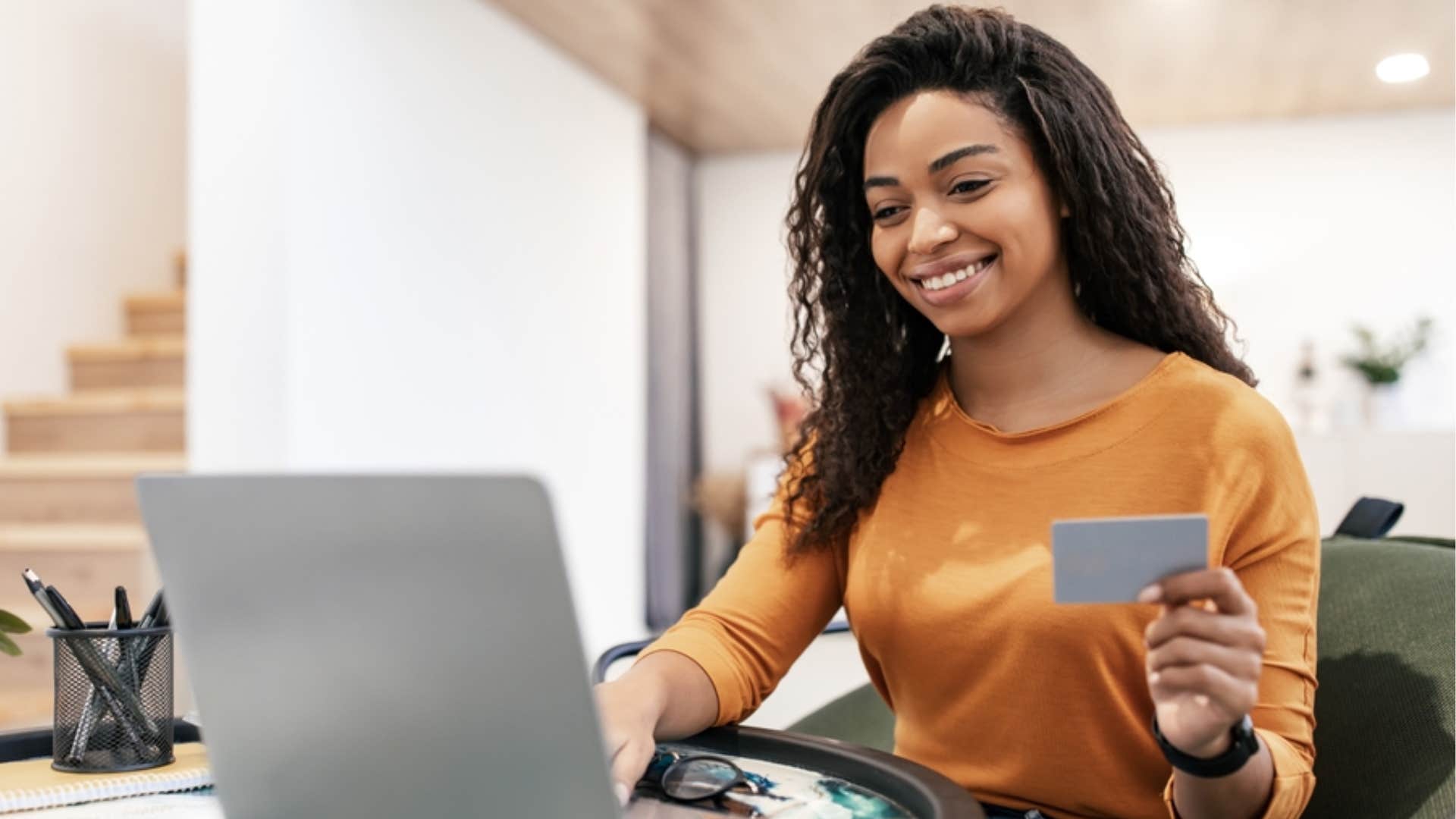 woman selling her unused gift cards online 