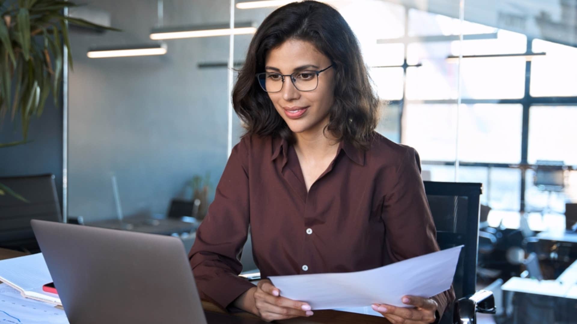 woman using budgeting tools to save money 