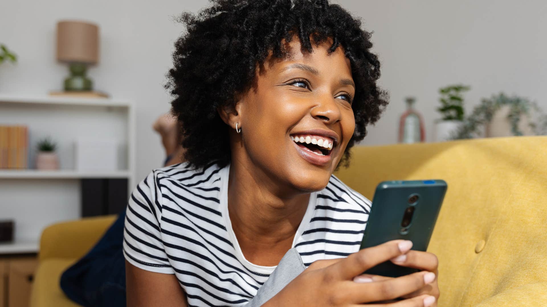 frugal woman deleting shopping apps from her phone