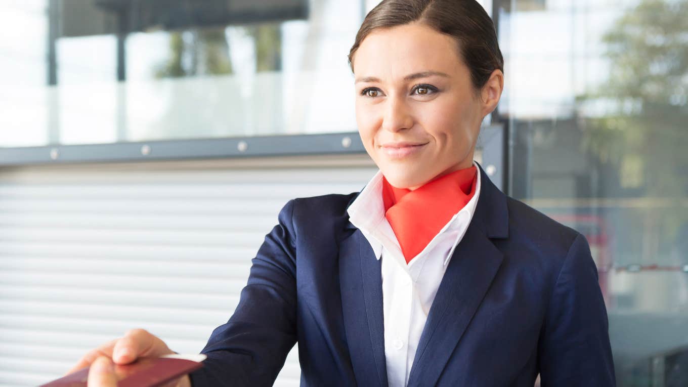 Gate Agent Tells Passengers Not To Get Smart With Flight Attendants After Delay Gate agent telling passengers not to get smart with flight attendants