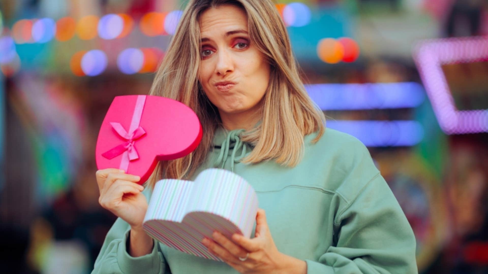 entitled woman refusing to say thank you after receiving gift