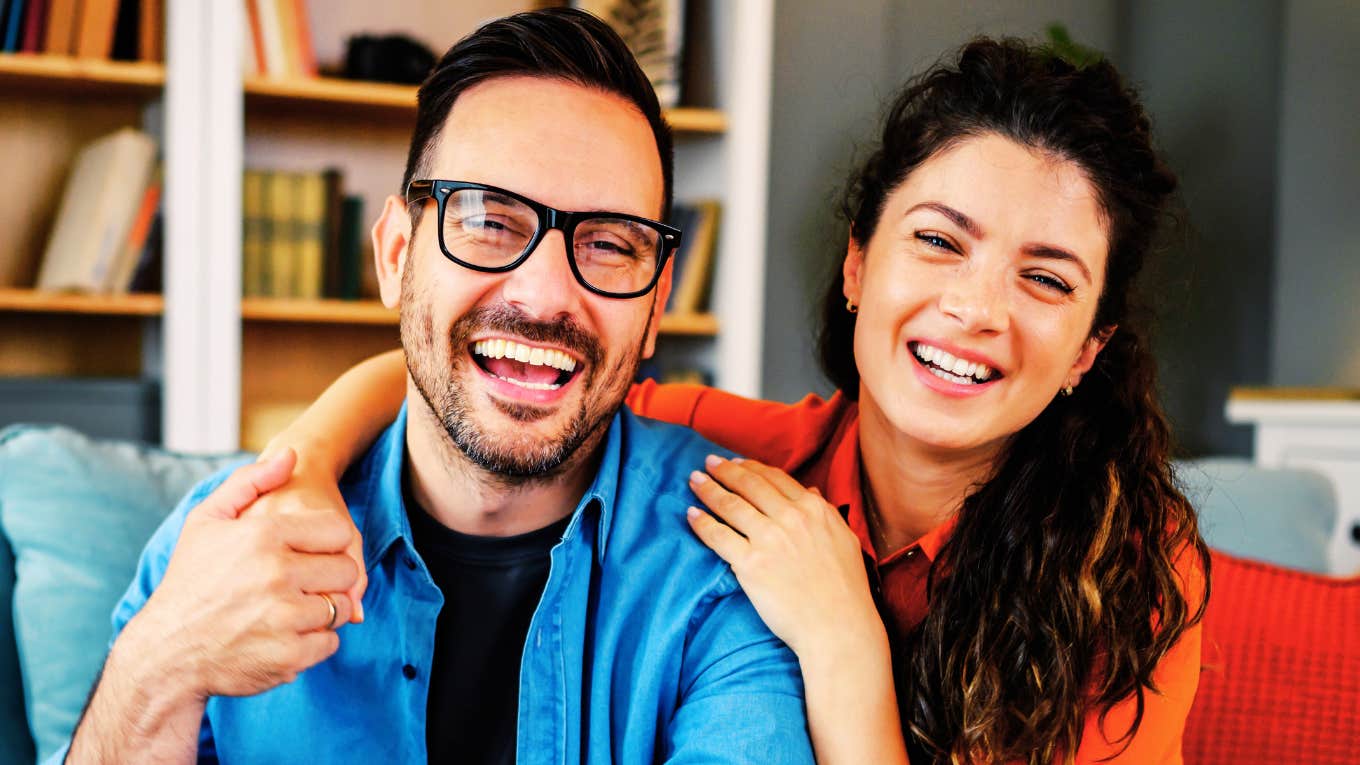 The Healthiest Relationships Are Built On These Little Things, According To Renowned Psychologist Couple in a healthy relationship.