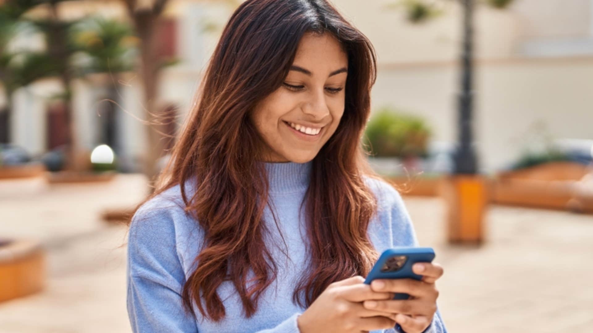 millennial woman ending text message sentence with lol