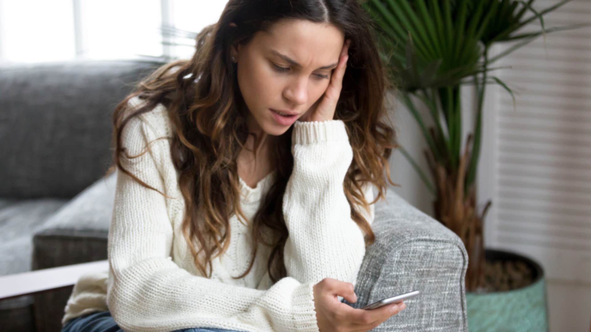 woman nervous after receiving text that just says k