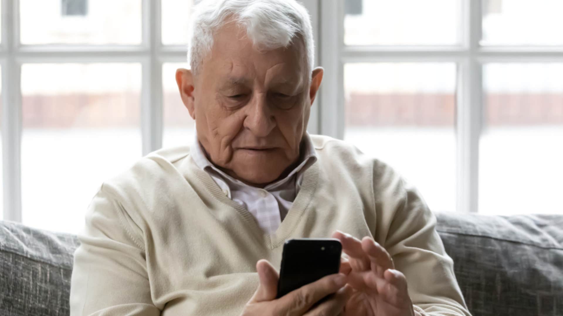 man asking someone what their email is to send them a picture 