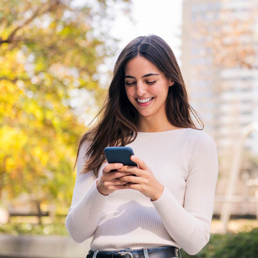 amazing mom friend texting to drop off treat