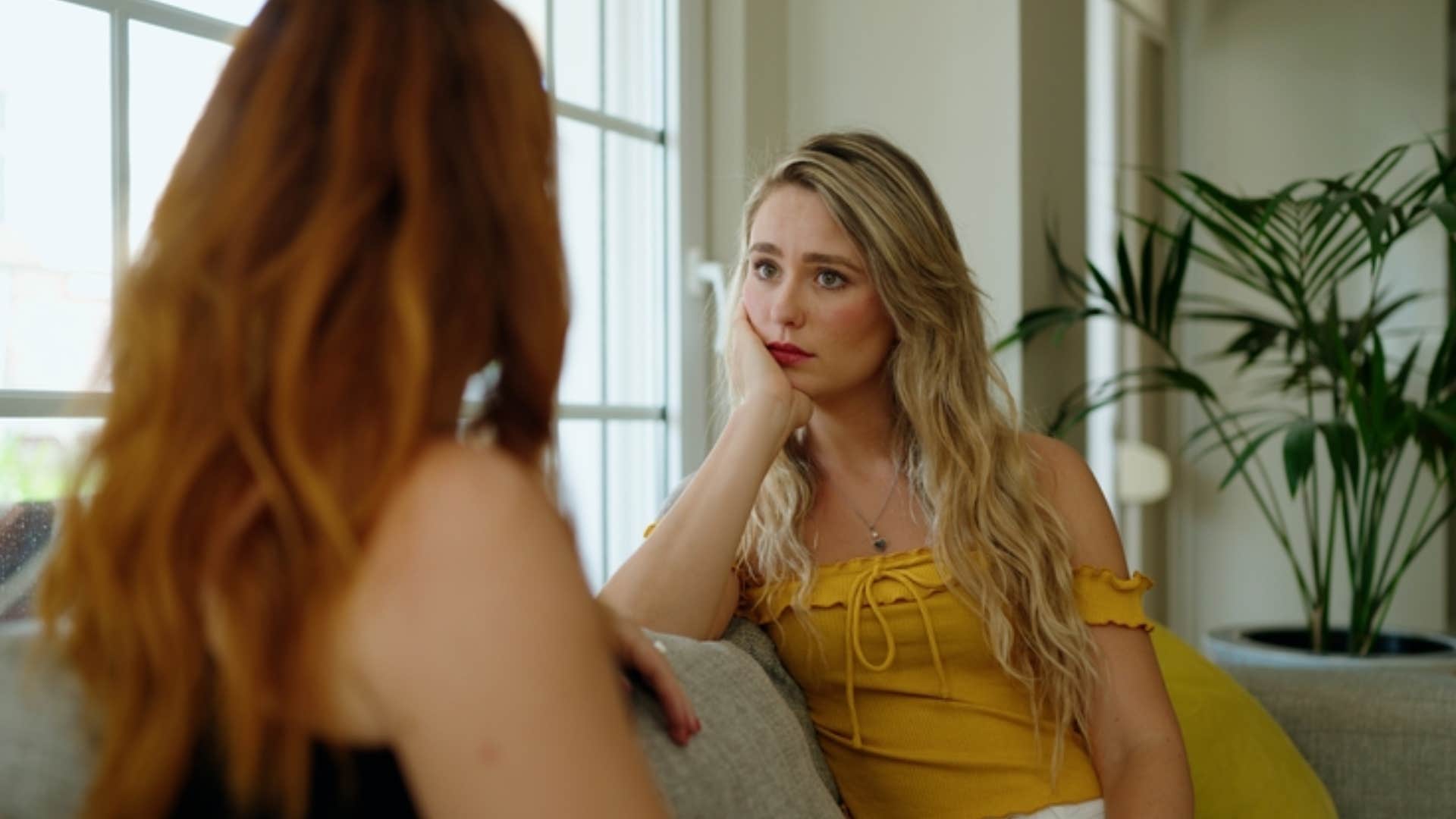 woman telling someone she hates she could never pull of their choices 