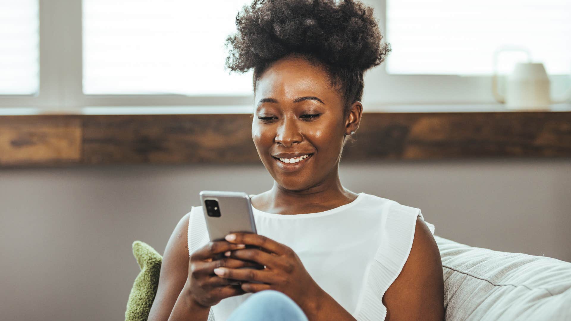 Woman texting that she would but she's pretty busy