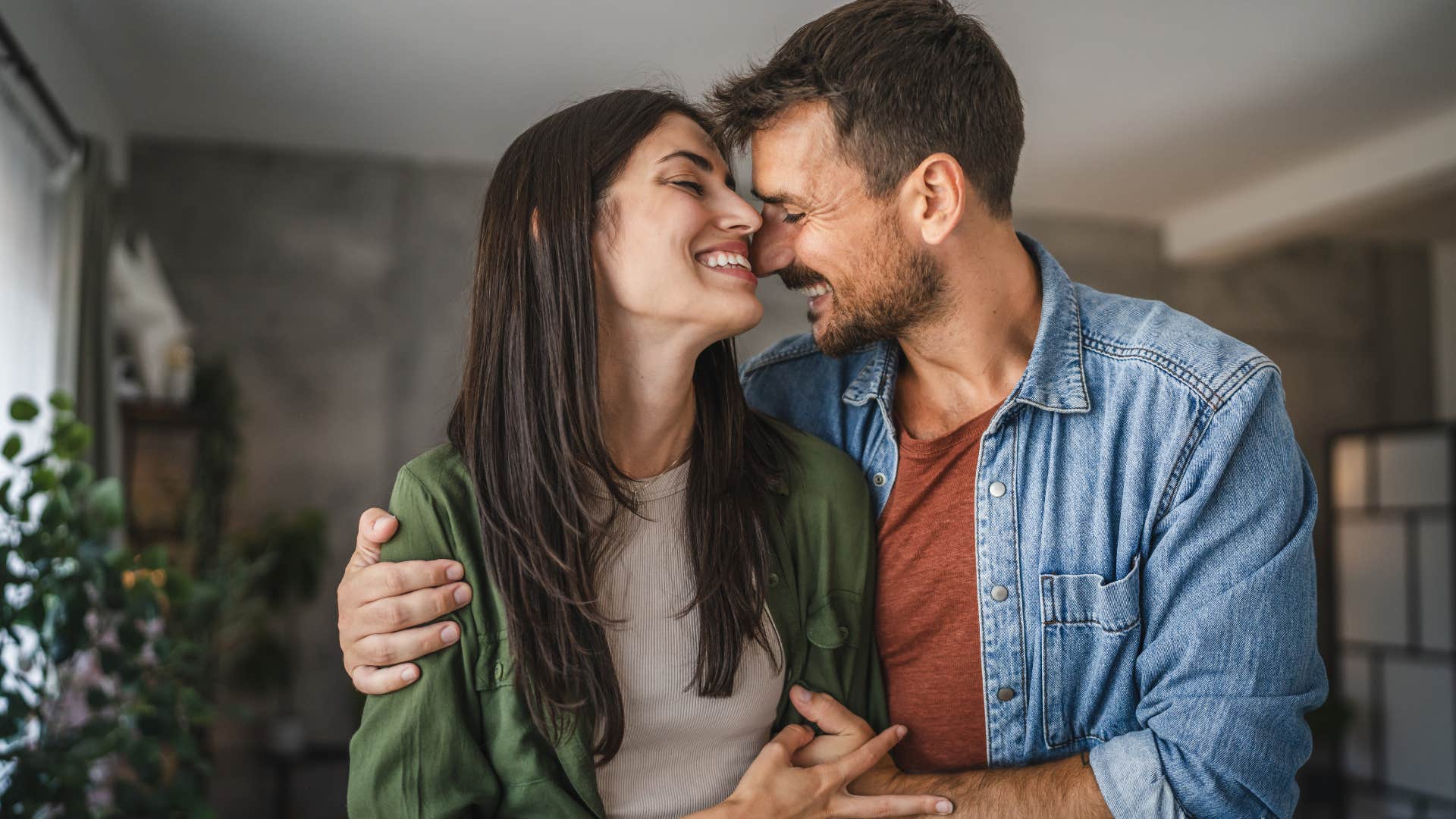 man thanking partner for being herself in their relationship