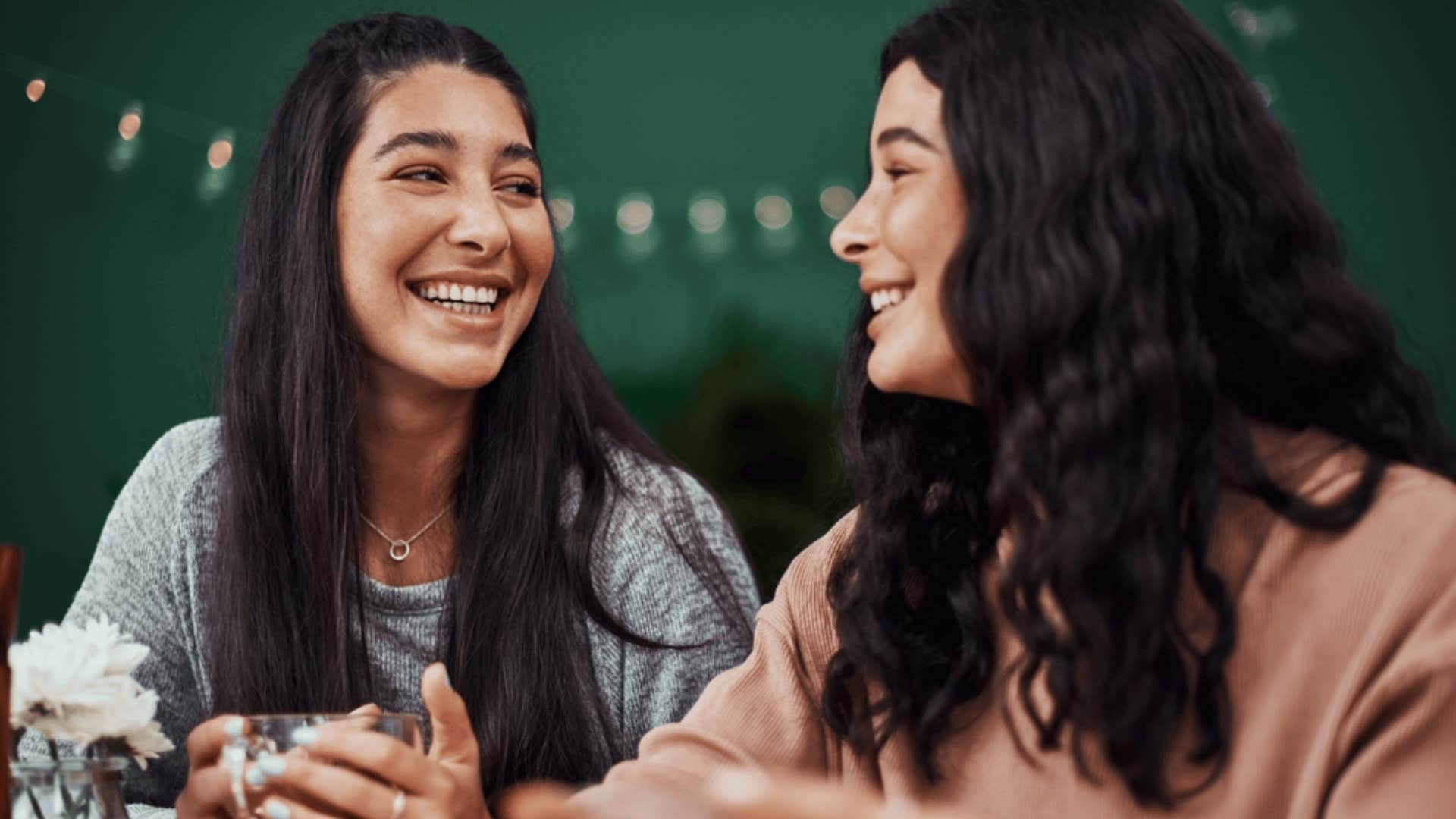 woman telling friend she understands what she means 