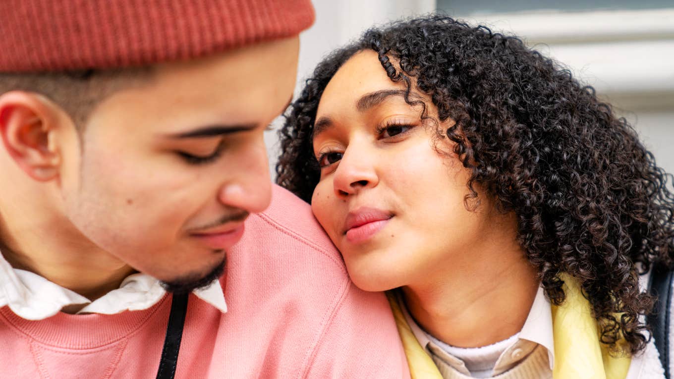 Rare Qualities That Make A Woman Feel Like Home To Men, According To Psychology Woman that feels like home to a man.