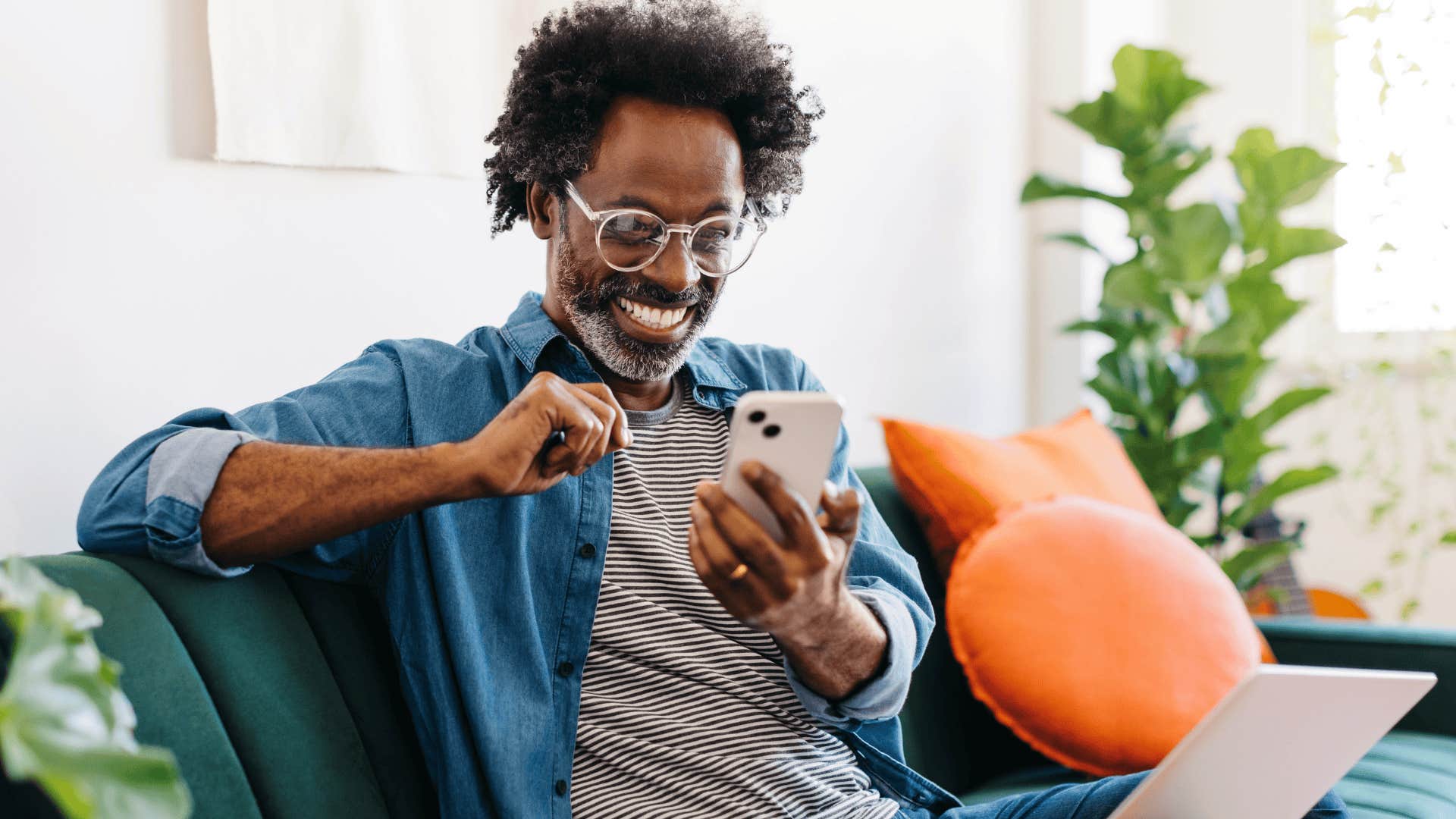 Man knows his limits when texting on his couch