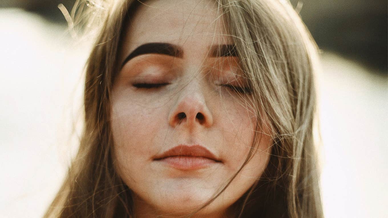 Little Rituals Happy Couples Swear By To Feel Close Again, According To Psychology Woman feels close again.