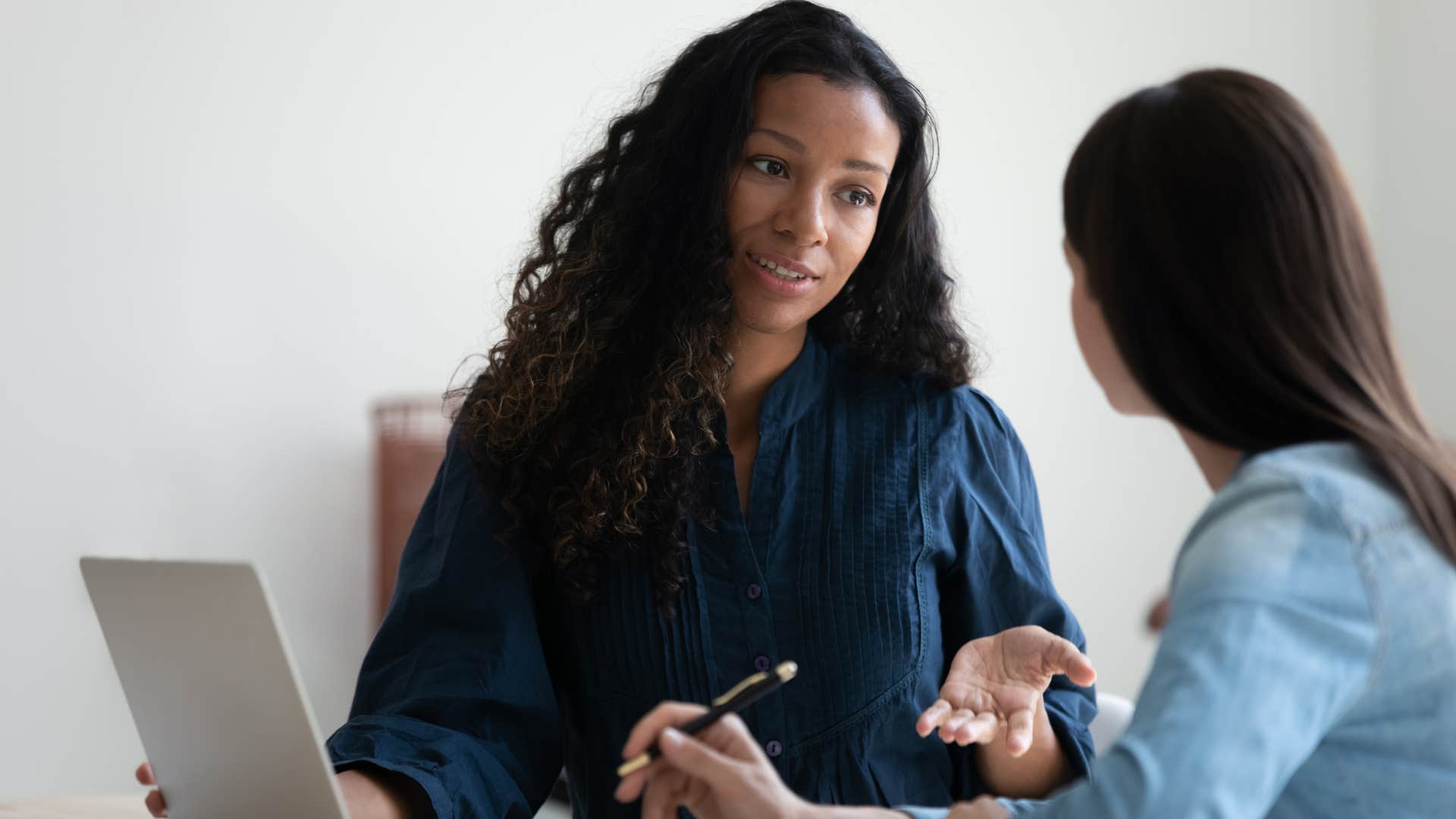 employee having conversation with colleague acting like a therapist