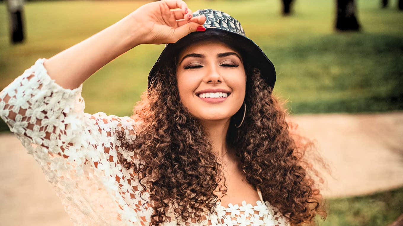 If Someone Has These Rare Qualities, Experts Say Their Emotional Intelligence Is Off The Charts Woman with high emotional intelligence.