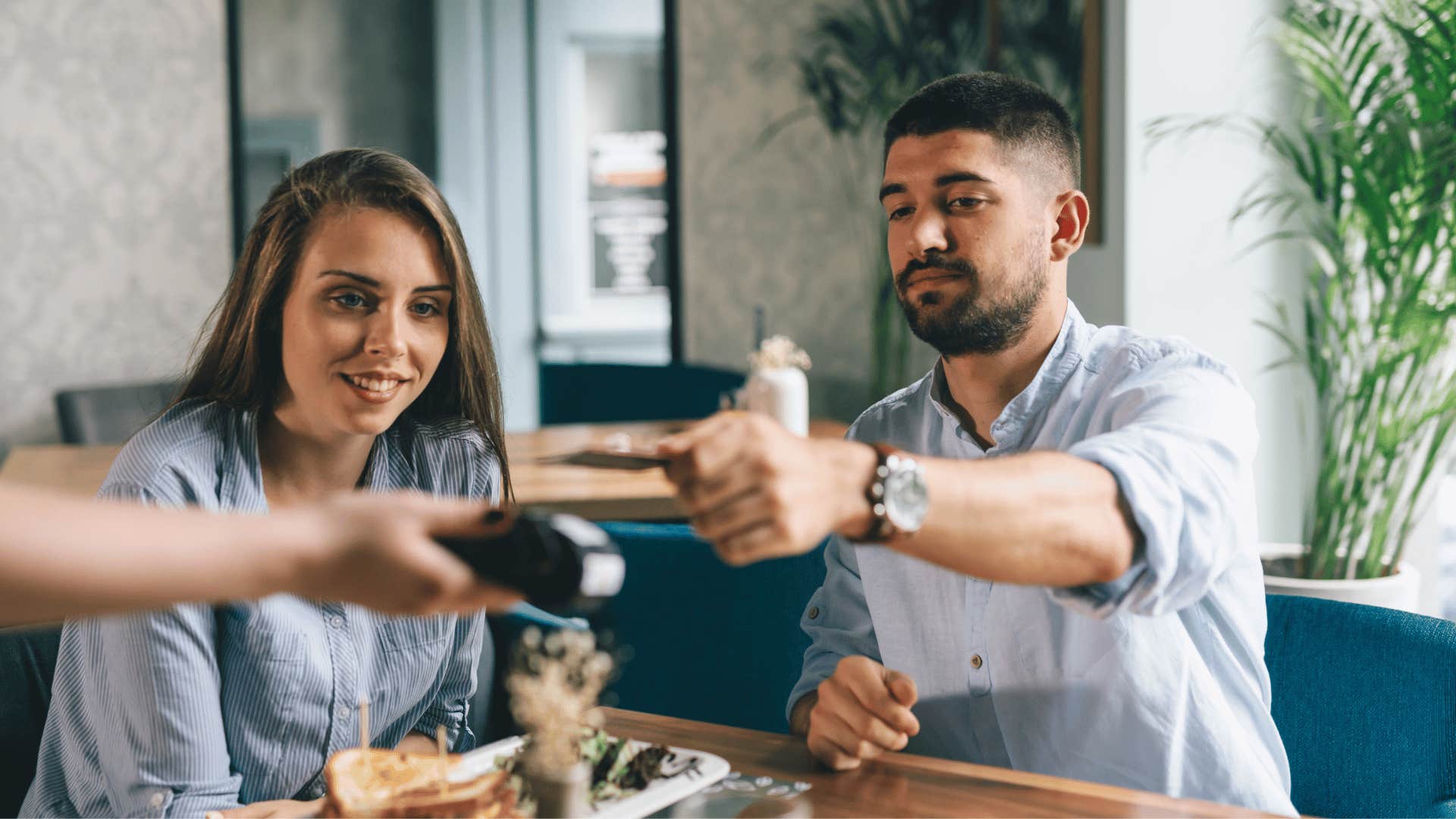 couple eating at restaurant and not tipping waiter