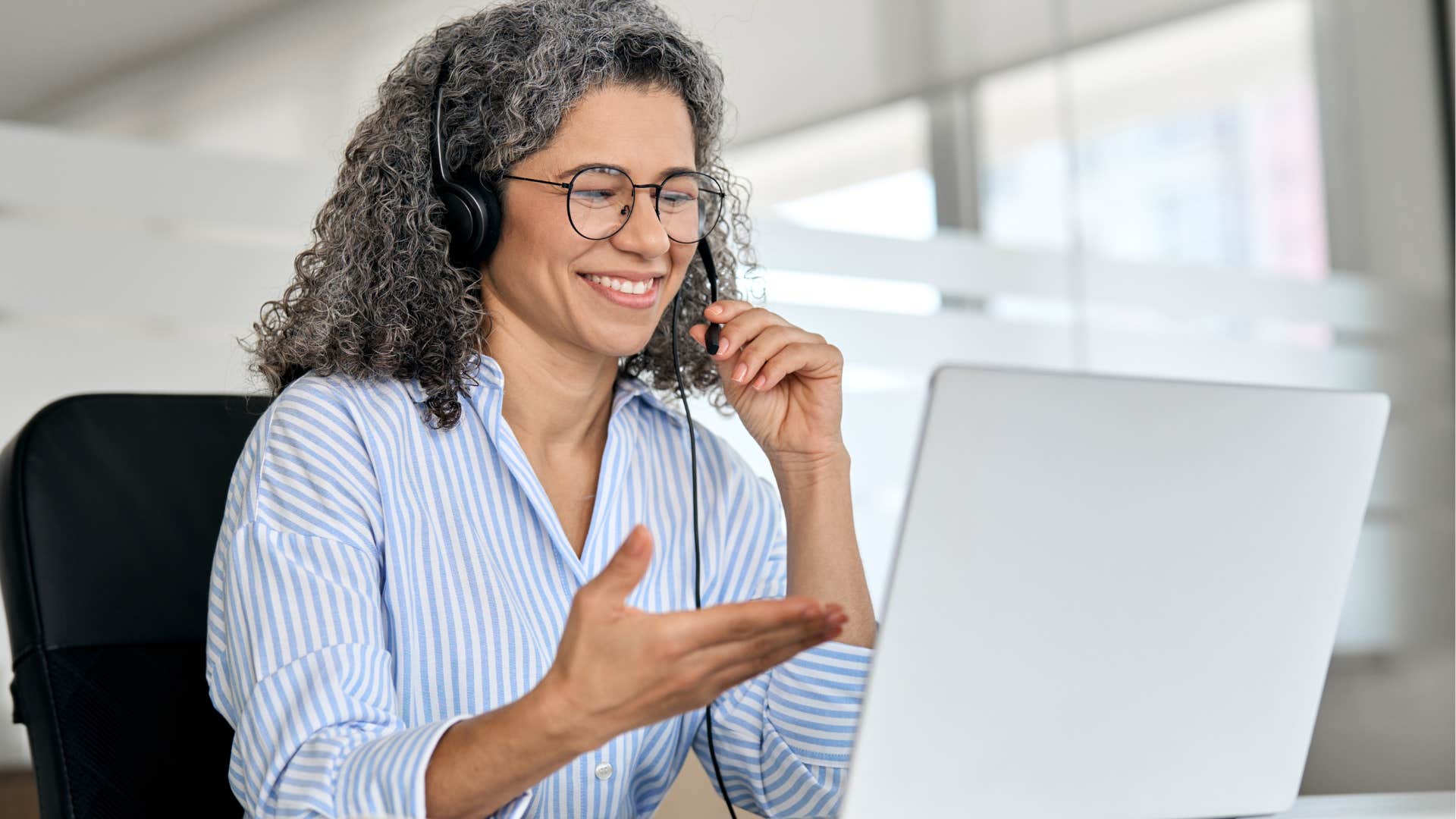 Boomer woman with great resourcefulness smiling on her laptop.