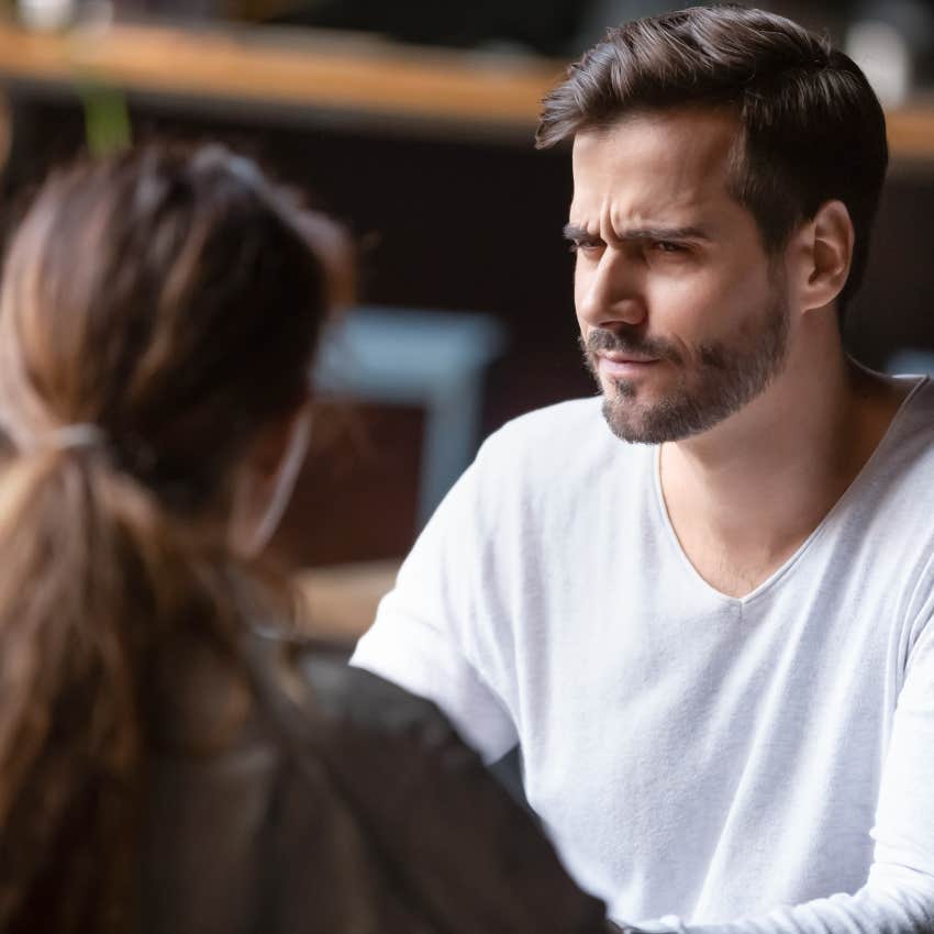 woman talking about future with man who displays behaviors who doesn't actually want her