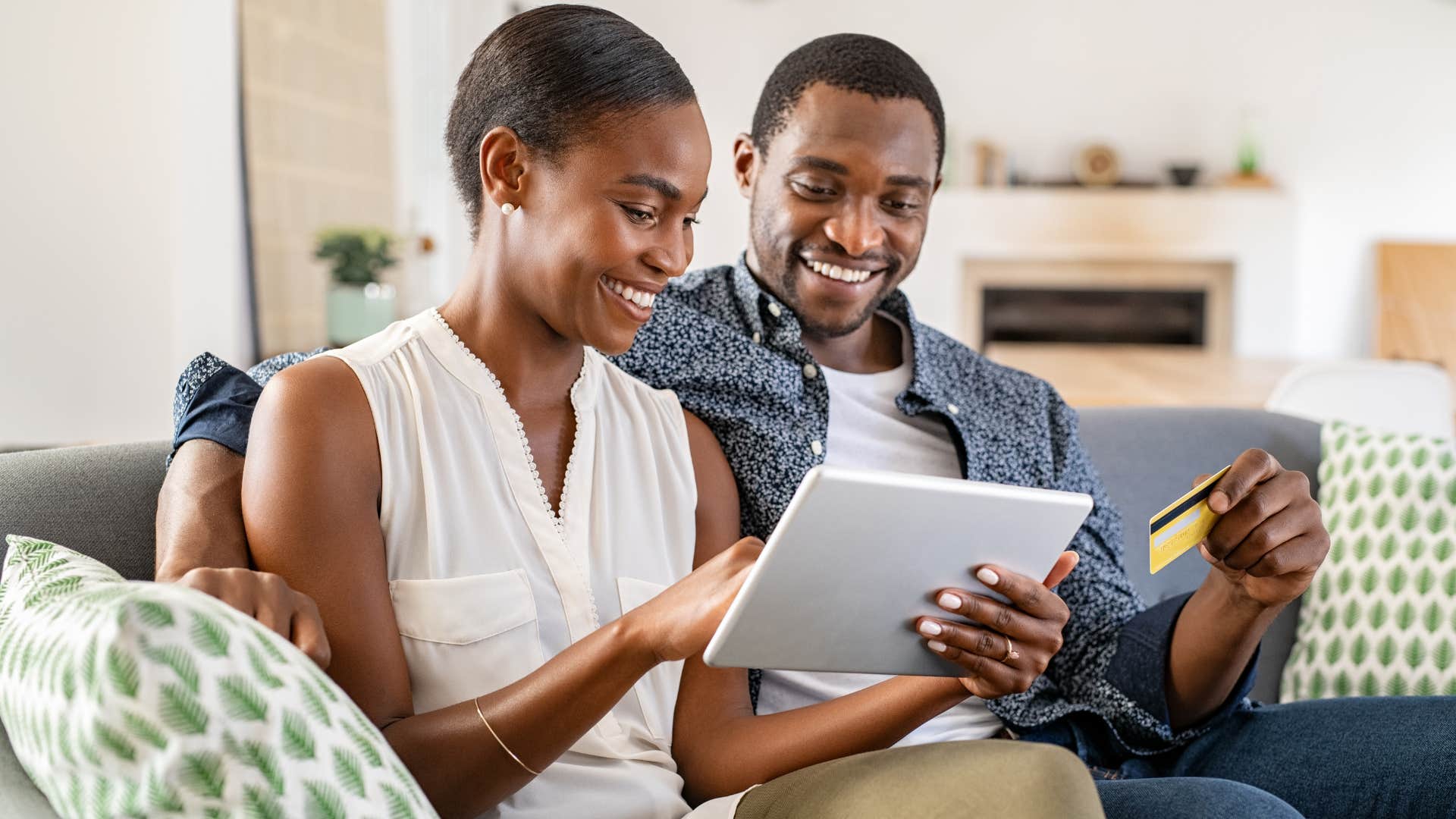 couple purchasing the newest tech device online