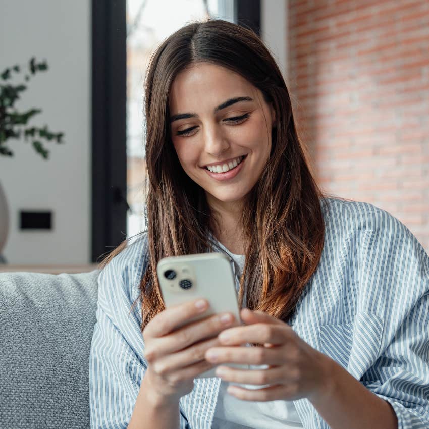 woman doing things that are keeping her single like not responding to texts