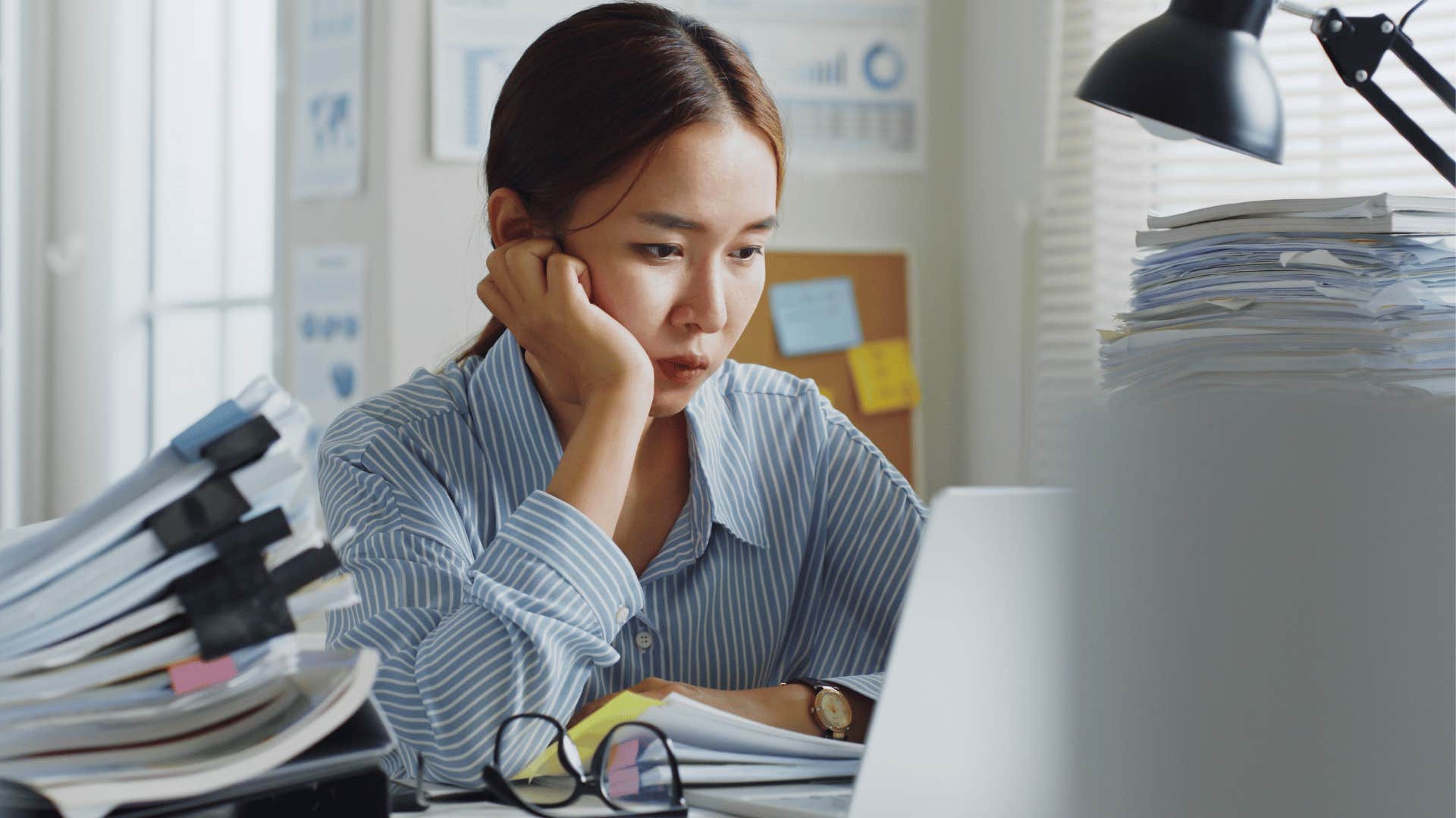 A gen z worker is struggling with the strict schedules of her job.