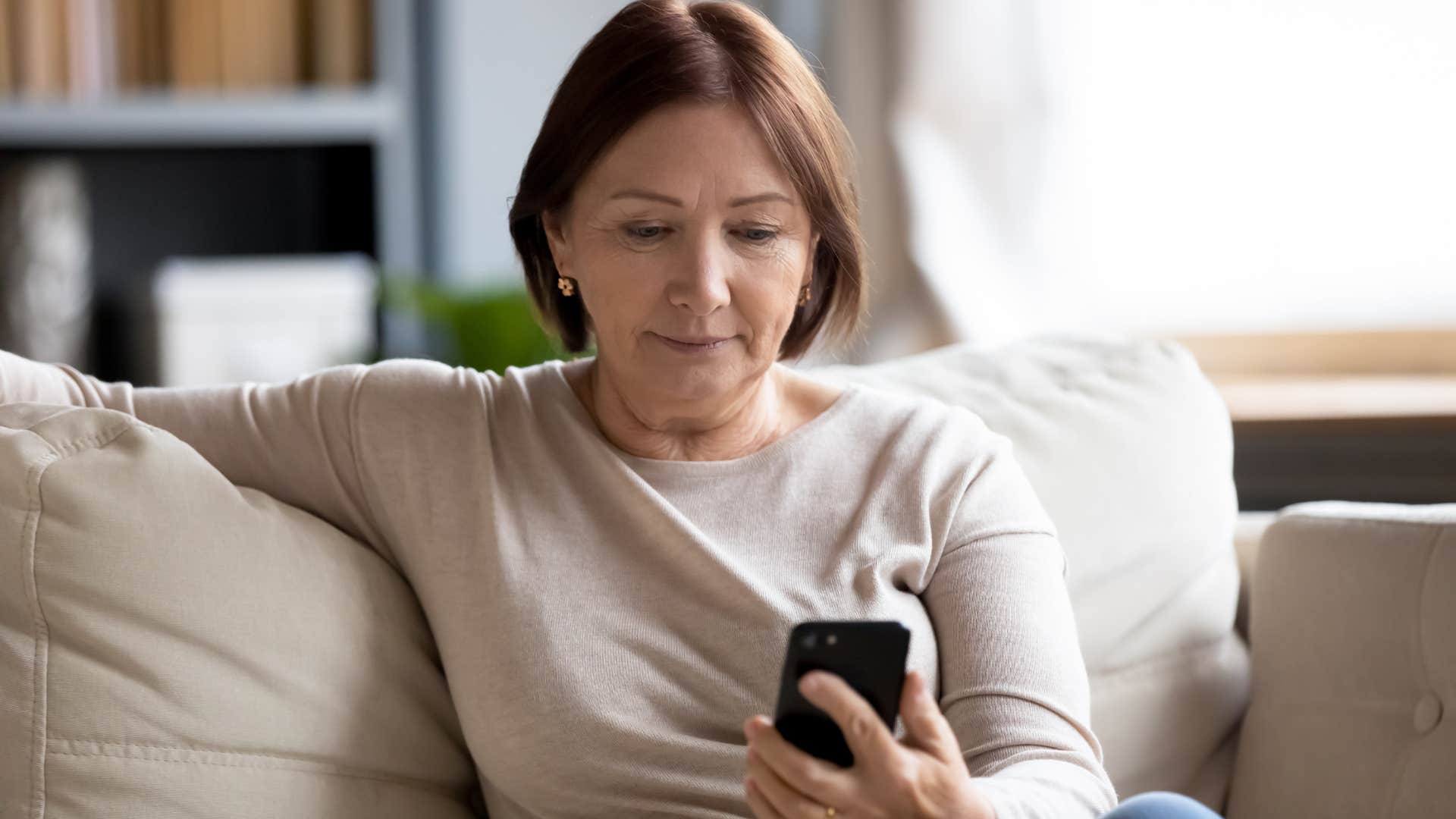 boomer woman texting the thumbs up emoji