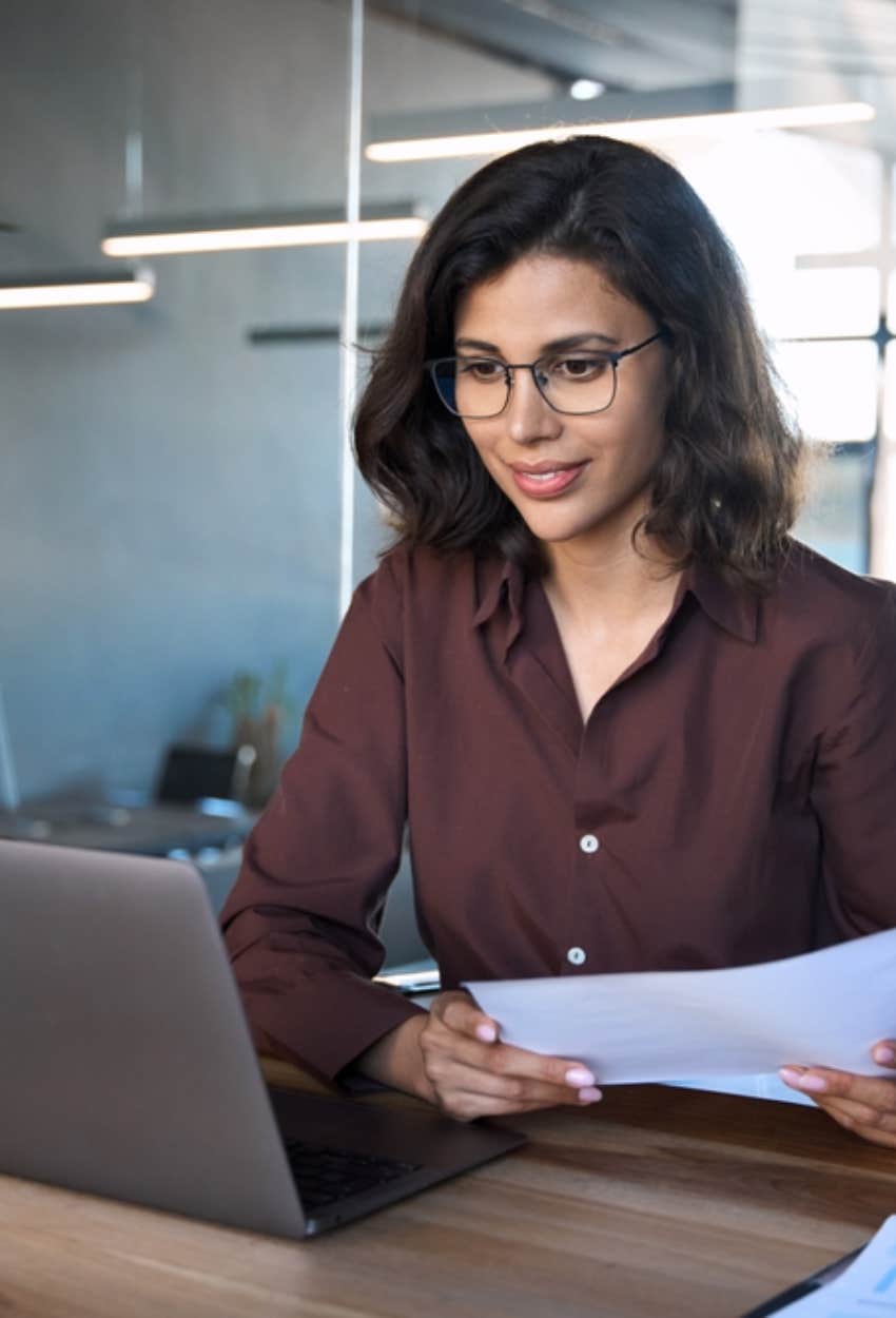 woman keeping track of weekly expenses 