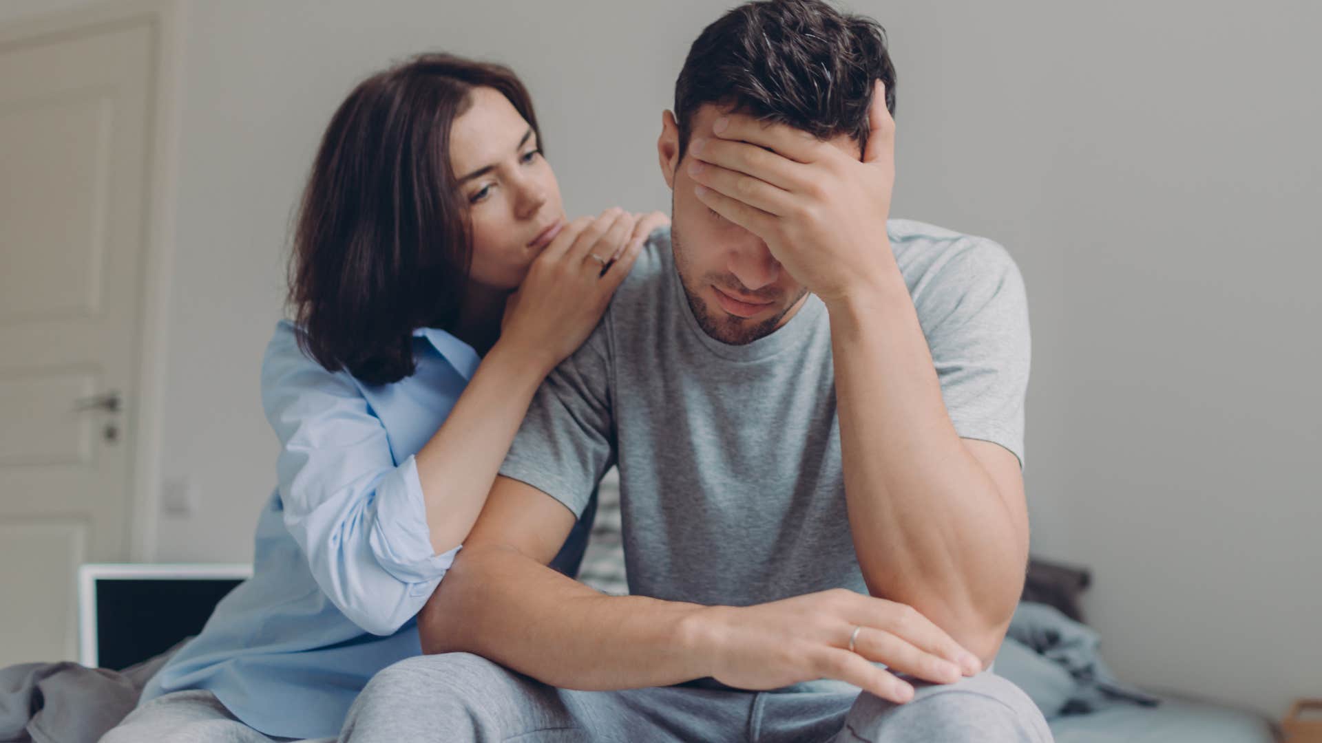 narcissistic woman being affectionate with upset husband