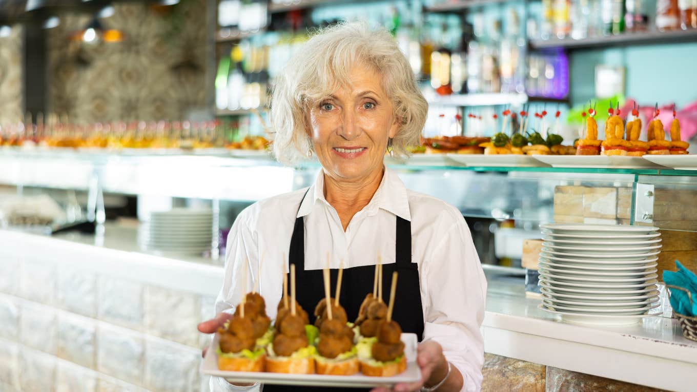 Woman Raises $320K So an Elderly Waitress Can Retire Elderly waitress who struggles to walk and can't afford to retire helped by a good samaritan