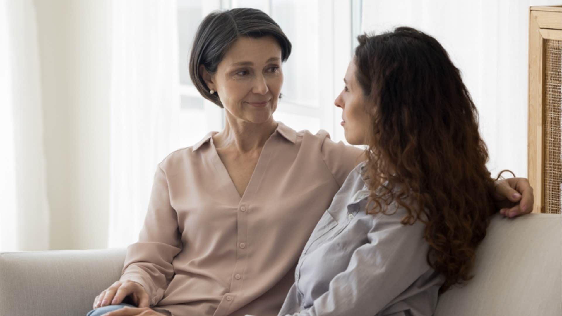 woman talking with her mom to avoid conflict 