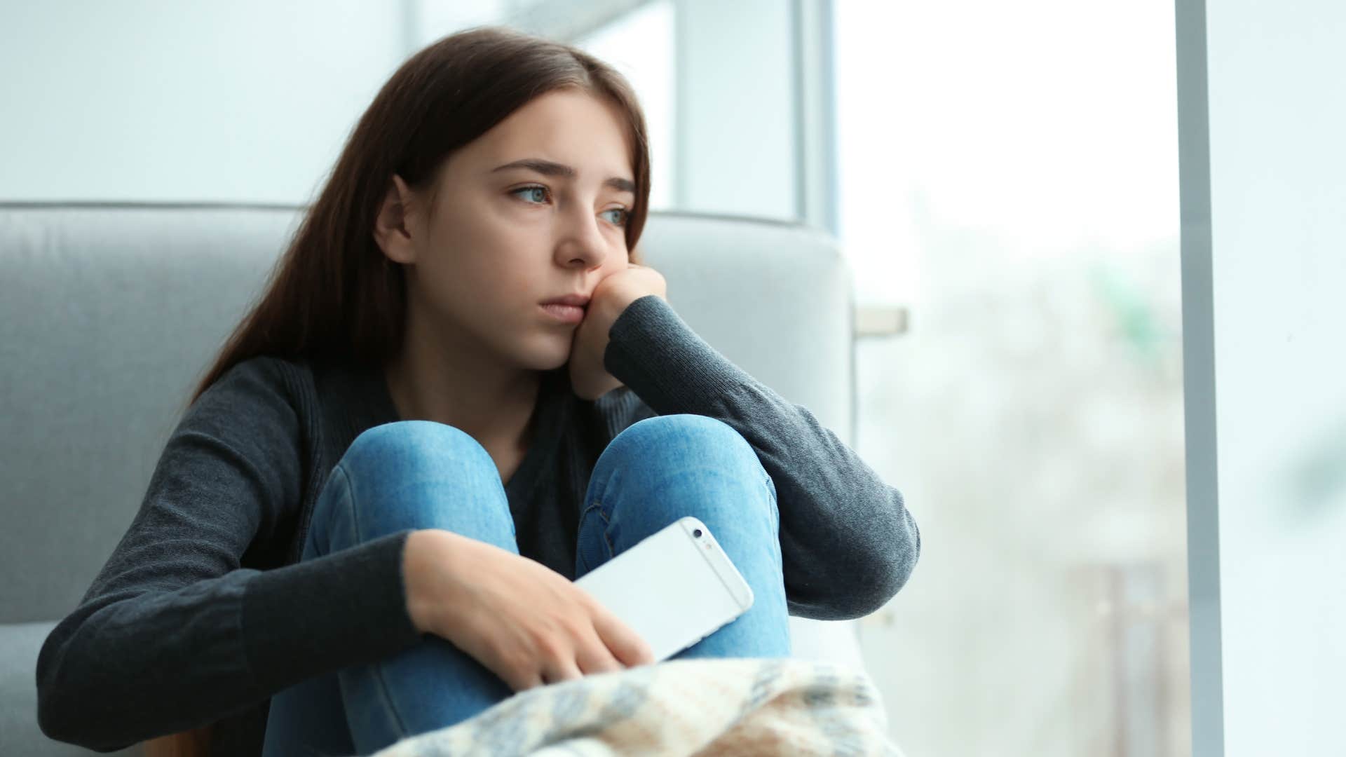 a depressed young girl gives one word text message answers to anyone