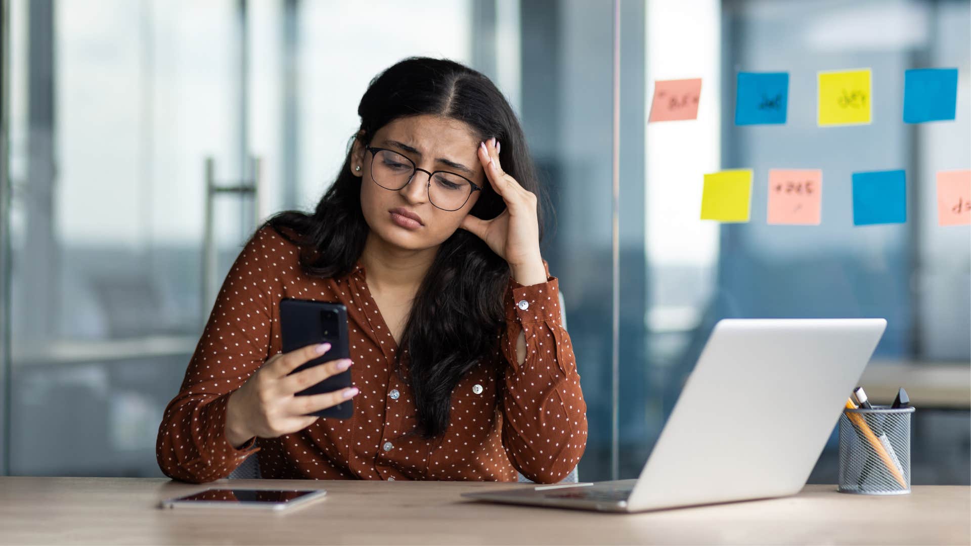 a woman hates her boyfriends passive aggressive texts