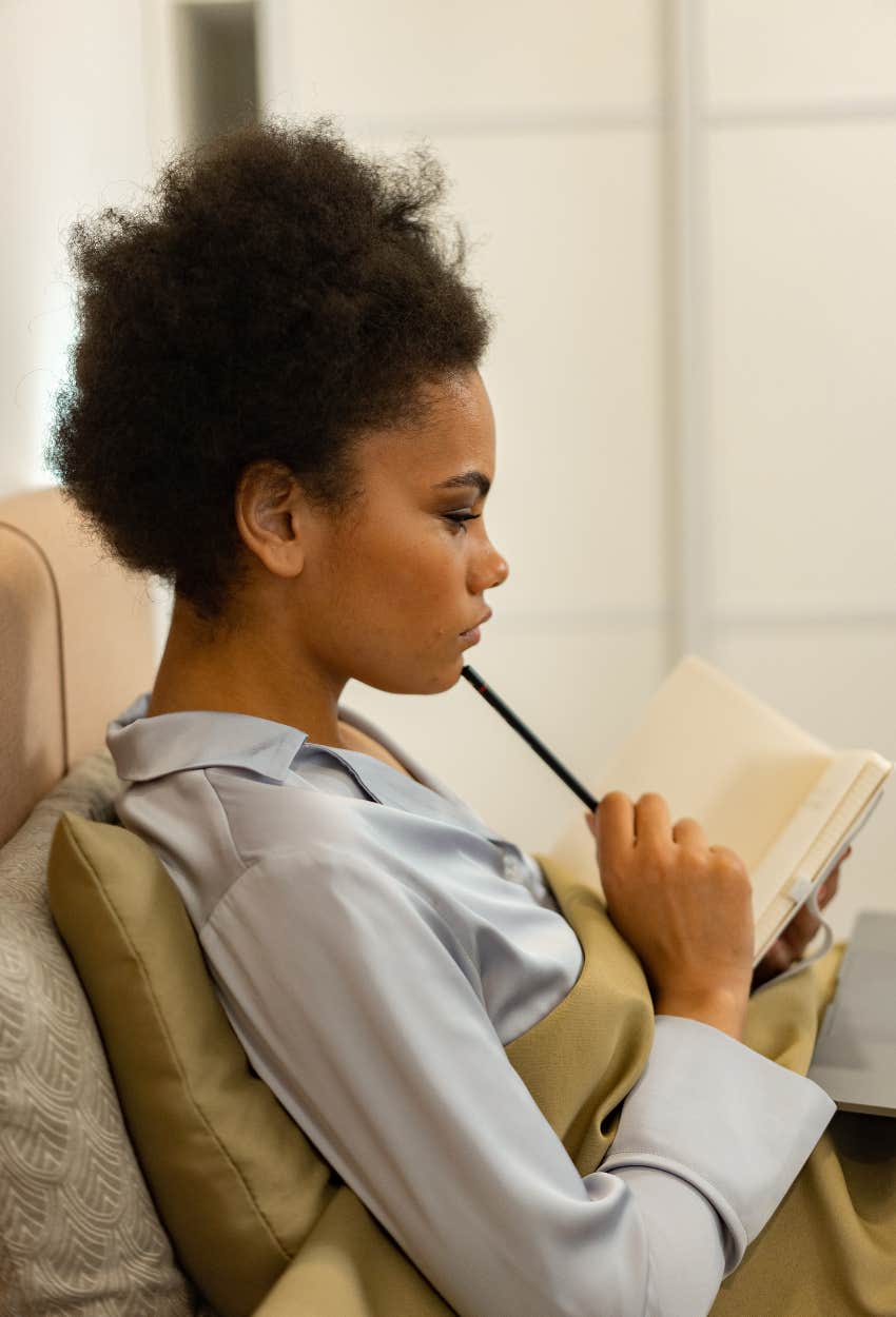 woman trying to remember 3 things that are part of a test to show her brain is in good shape