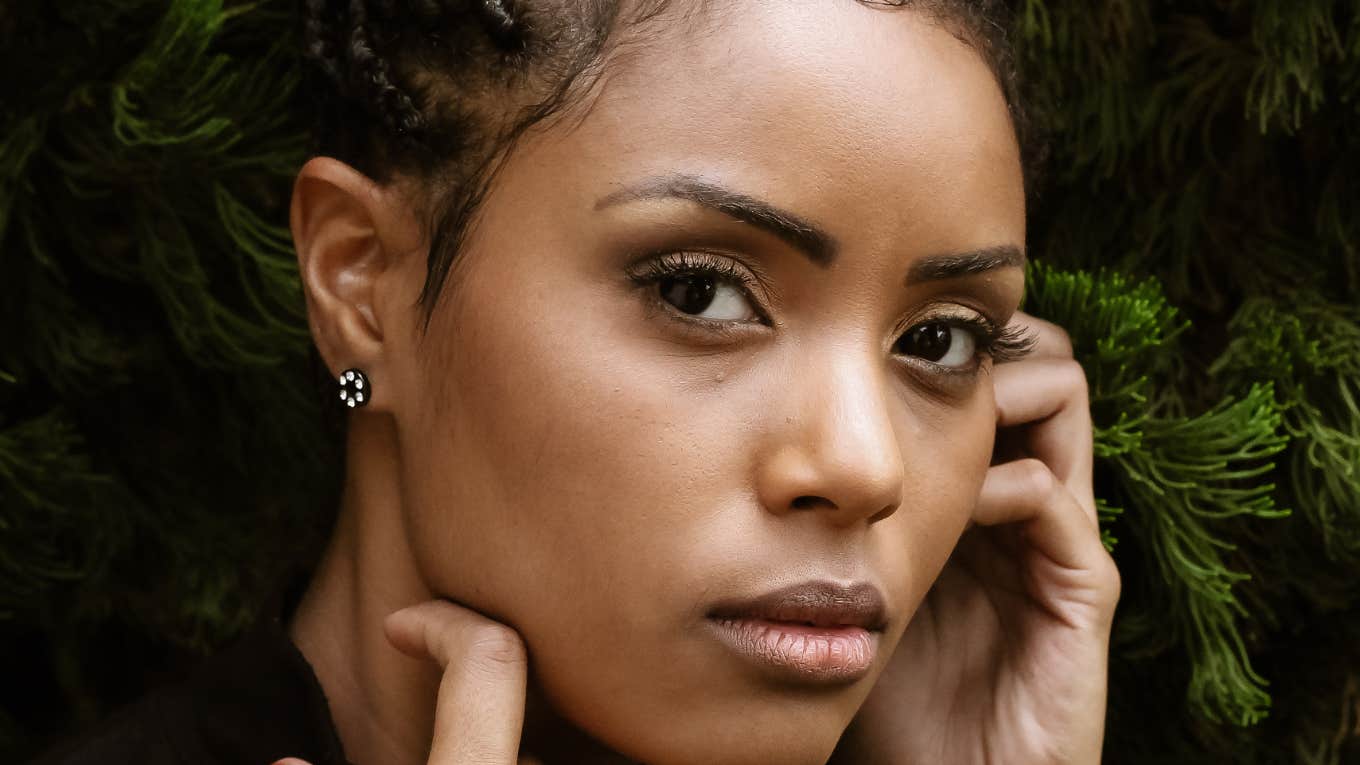 Subtle Clues A Person Gives When They Secretly Don't Like You, According To Psychology Woman realized person doesnt like her.