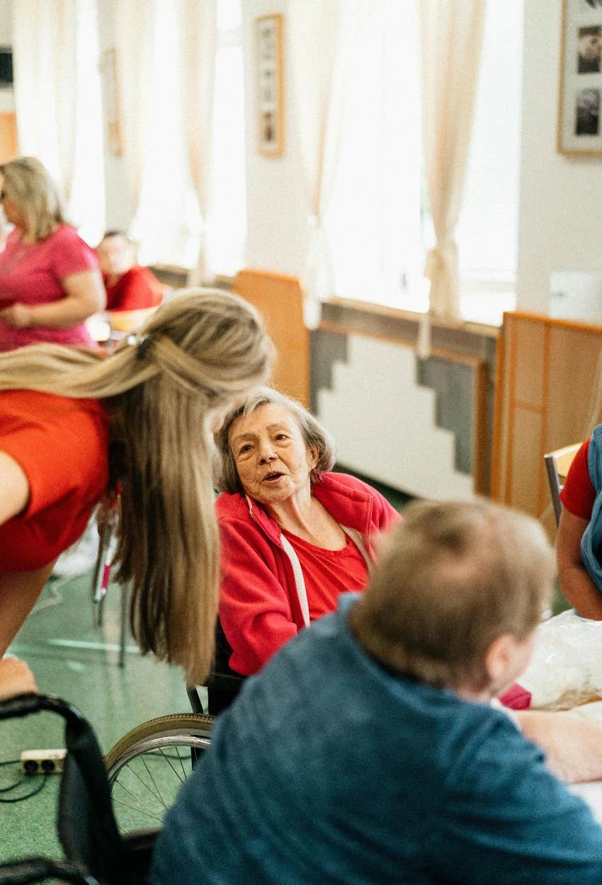 college student lives in dutch nursing home for free and hangs out with residents