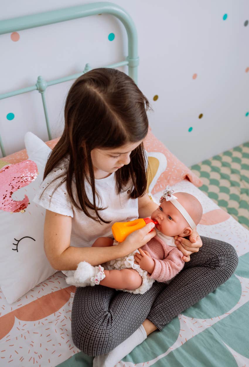 Dad Criticized For Encouraging His Daughter To Be A Housewife